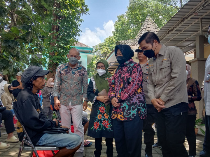 Serahkan Santunan Duka, Risma: Bantuan Tak Bisa Mengembalikan Korban