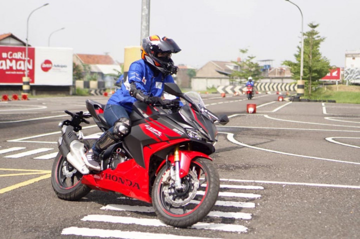 New Honda CBR250RR Ternyata Ramah untuk Lady Bikers