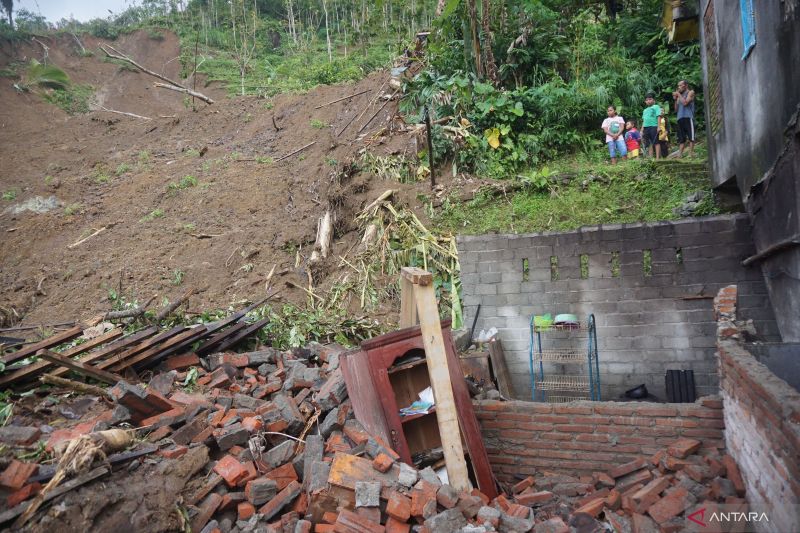 Ratusan Warga Diungsikan Dampak Longsor di Trenggalek