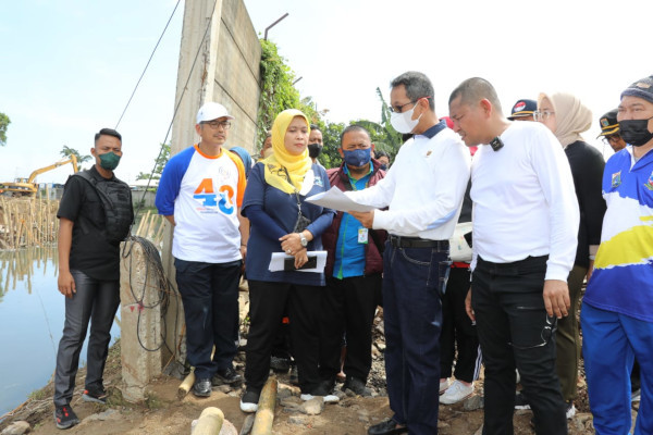 Minimalkan Genangan, Heru Budi Minta Pembangunan Tanggul Kali Semanan Dipercepat