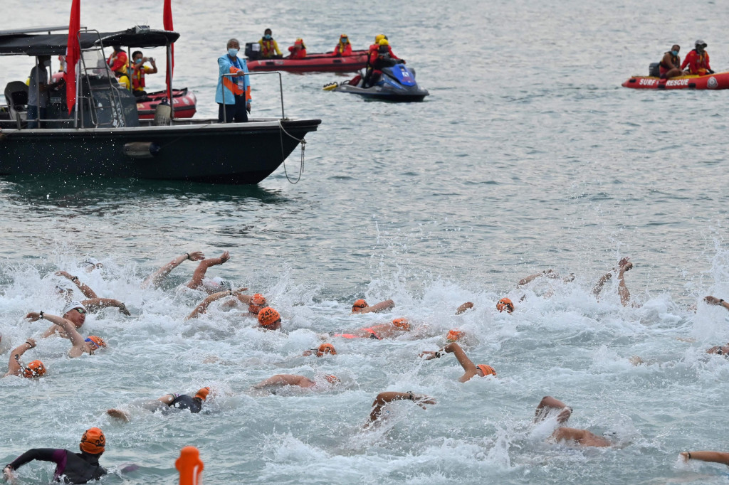 Ribuan Perenang Menantang Arus Lintasi Pelabuhan Victoria di Hong Kong