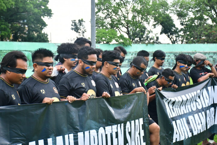 Sindir Penanganan Tragedi Kanjuruhan, Jurnalis Malang Gelar Aksi Tutup Mata dan Cuci Tangan