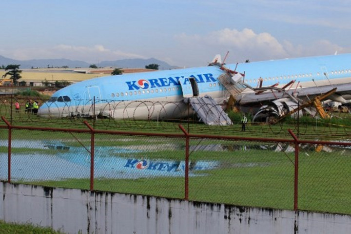 Pesawat Korean Air Tergelincir dan Lewati Landasan Pacu di Bandara Filipina