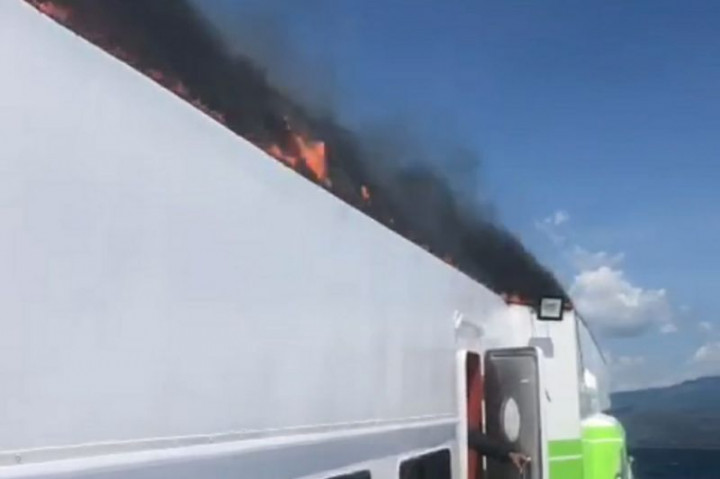 Nelayan Bantu Evakuasi Ratusan Penumpang Kapal Cepat Terbakar di Tengah Laut