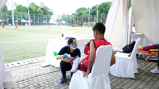 Dr. Sophia Hage melakukan pertolongan pertama cedera atlet muda saat pertandingan di Asiana Football School. (Foto: Dok. Istimewa)
