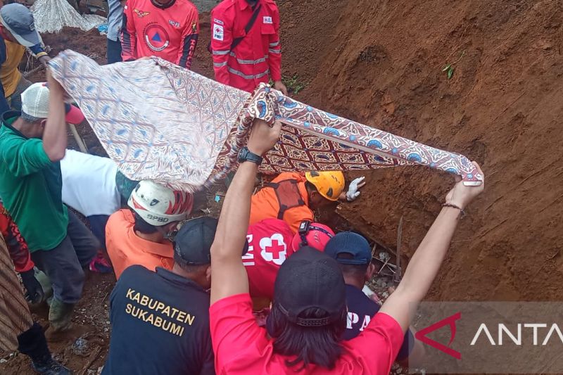 Tebing 10 Meter Longsor Timbun Sekeluarga di Sukabumi, 2 Orang Meninggal