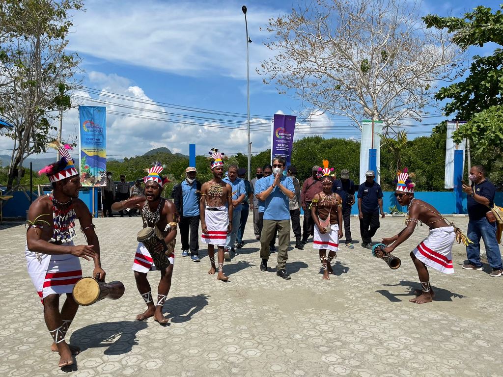 Direktur Tata Kelola Destinasi Kemenparekraf Indra Ni Tua disambut tarian khas Papua. (Foto: Istimewa)
