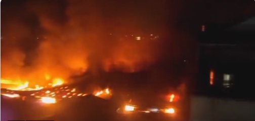 Kebakaran pabrik triplek di Kota Bandung akun twitter @Diskarpbbdg