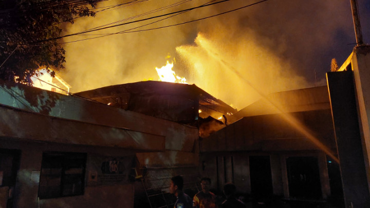 Hampir 10 Jam, Petugas Masih Padamkan Kebakaran Pabrik Triplek di Bandung