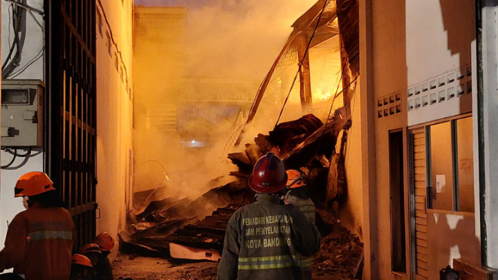 Kebakaran Pabrik Triplek di Bandung, Kerugian Mencapai Rp2 Miliar