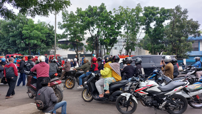 Pabrik Triplek di Bandung Terbakar Jadi Tontonan Warga