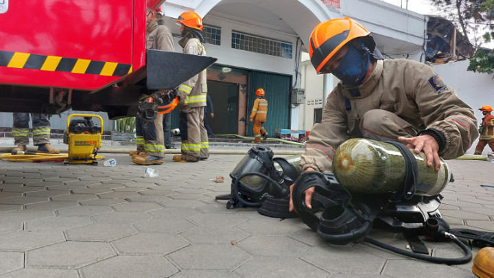 Cerita Penakluk si Jago Merah di Pabrik Triplek Bandung
