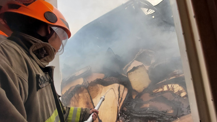 3 Petugas Damkar di Pabrik Triplek Bandung Alami Sesak Napas