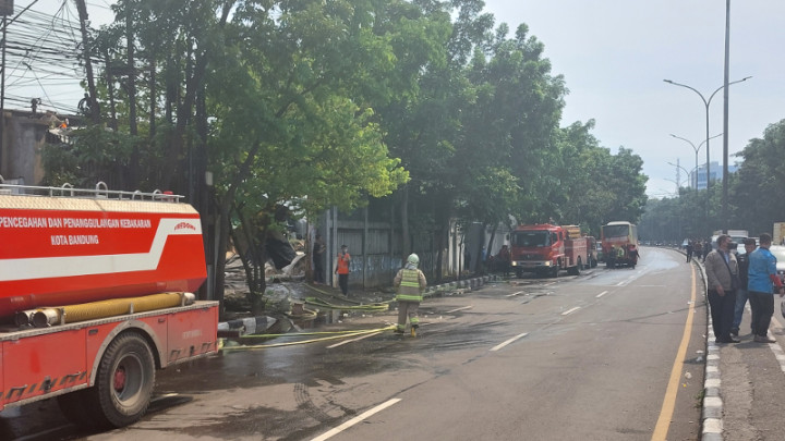 Polisi Rekayasa Jalur di Area Kebakaran Pabrik Triplek Bandung