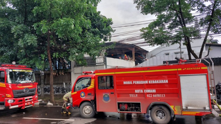 26 Mobil Pemadam Berjibaku Padamkan Api Pabrik Triplek di Bandung