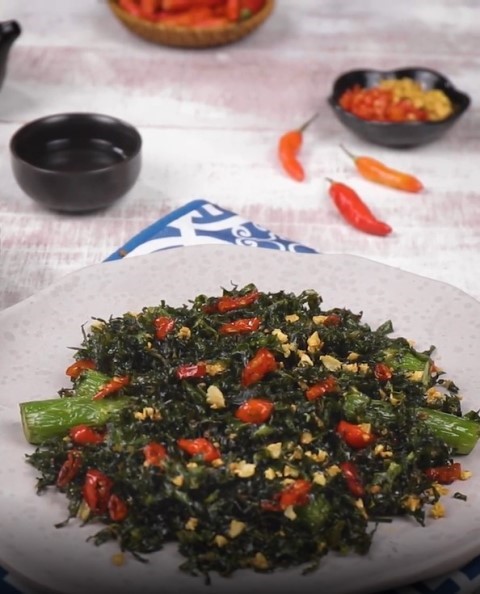 Berikut ini resep crispy kailan yang pastinya cocok untuk lauk makan siang. (Foto: Dok. Endeus TV)
