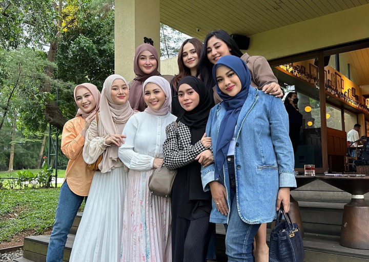 Foto Bareng Dinda Hauw dan Aurel Hermansyah, Lesti Kejora Disindir Netizen: Kampungan!