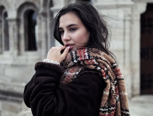 Bikin Hangat Sekaligus Stylish Ini Tips Memakai Scarf di Musim Hujan