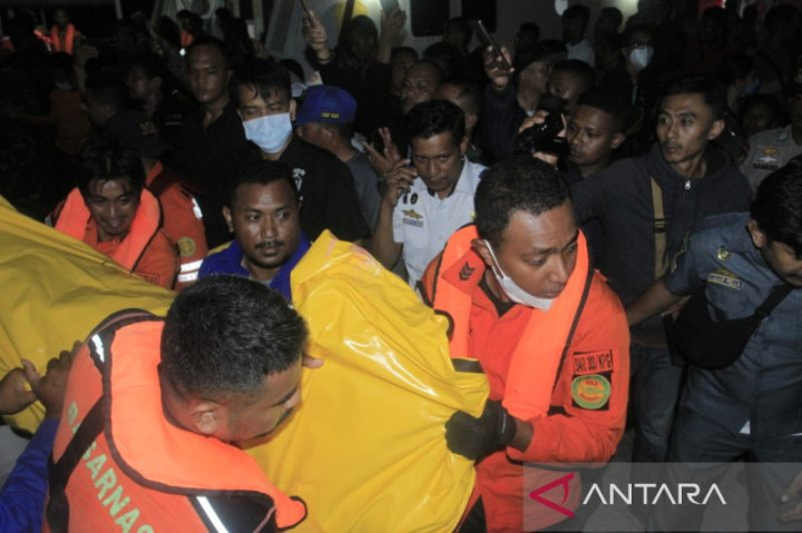 Area Pencarian Korban Kebakaran Kapal Cantika Diperluas