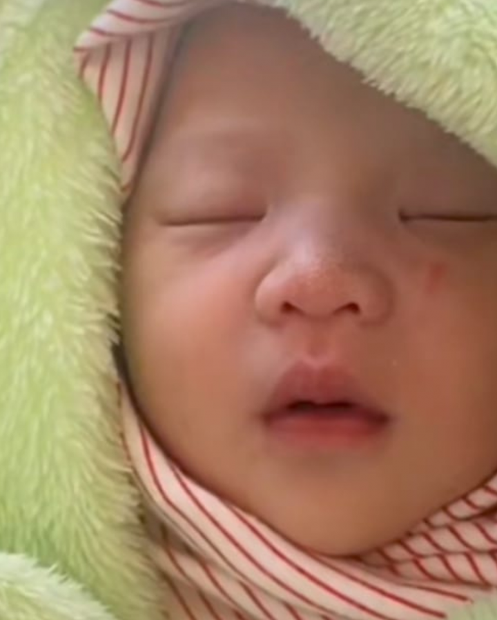 Viral! Bayi Perempuan Cantik Ditemukan dalam Karung Beras di Dekat Kandang Sapi