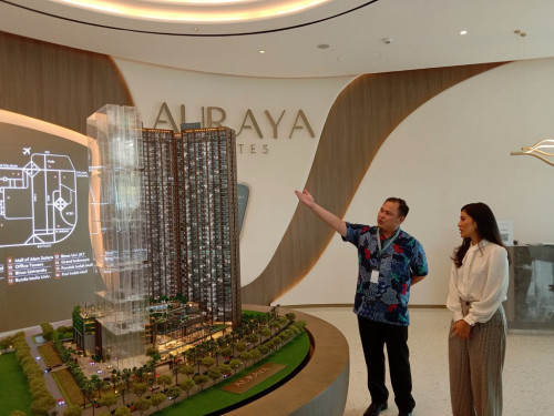 General Manager Auraya Suites, Jonathan Li bersama Brand Ambassador Dian Sastrowardoyo. (Foto: Nandhita Nur Fadjriah/Medcom)