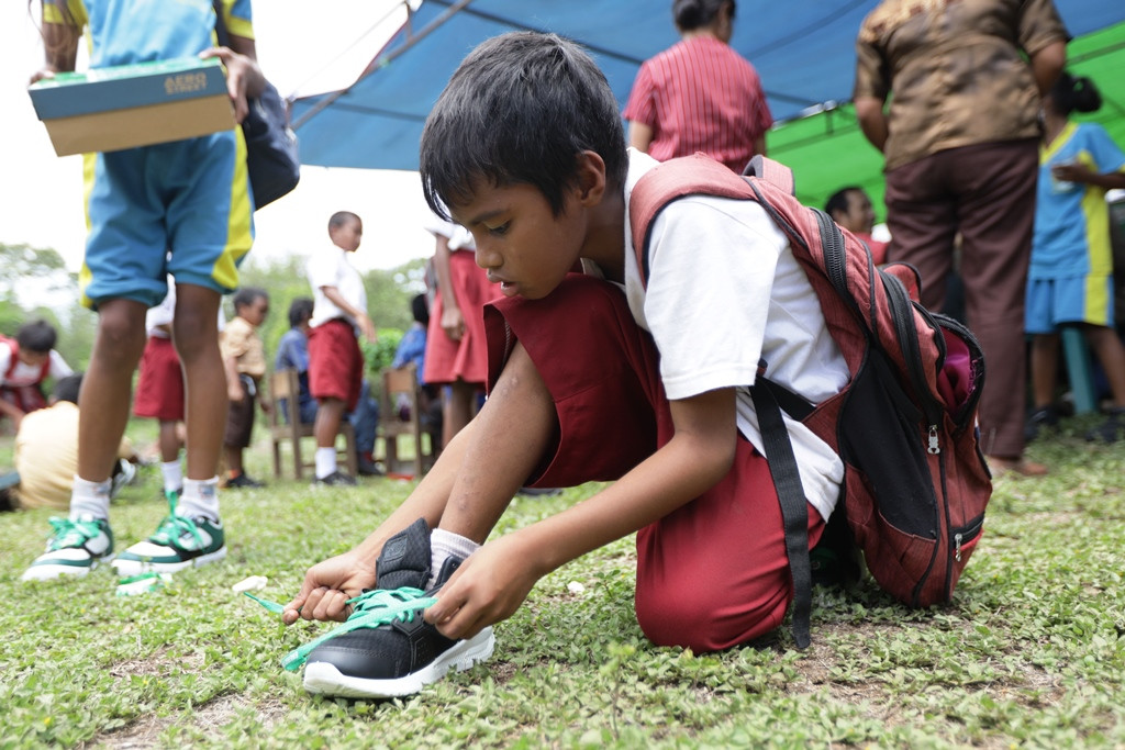 Tanpa menunggu lama, Siswa SD Masehi Wai-Wei Sumba ini langsung menjajal sepatu Aerostreet asal Klaten. (Foto: Nestle Indonesia)