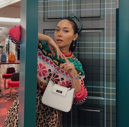 Gaya Selebriti Pakai Sam Icon, Tas Ikonik Kate Spade New York untuk Koleksi Fall 22