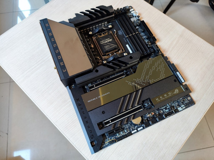 Menjajal Motherboard Asus ROG Crosshair X670E Hero