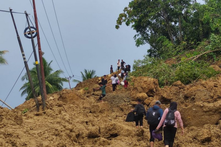 Warga Diimbau Tunda Lewati Trans Sulawesi karena Longsor