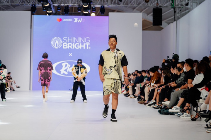 Komika Dustin Ramaikan Runway JFW 2023
