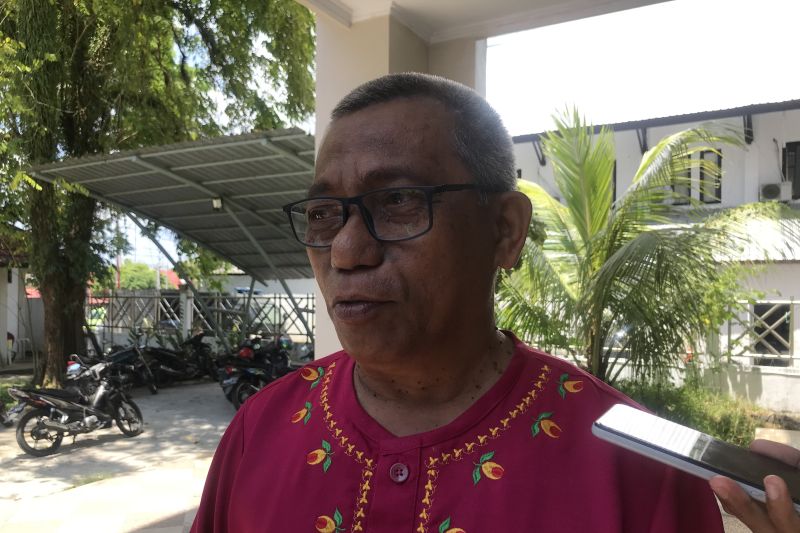 Kadis Koperasi dan Usaha Mikro Kota Ambon, Maluku, Marthin Keiluhu, di halaman Gedung DPRD Ambon, Jumat (28/10/2022). ANTARA/Winda Herman.