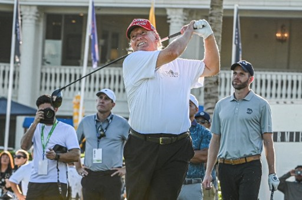 Mantan presiden AS Donald Trump bermain golf di Miami, 27 Oktober 2022. (Giorgio VIERA / AFP)