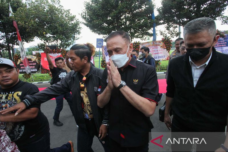 Ketua Umum PSSI Mochamad Iriawan (kedua kanan) berjalan menuju Gedung Ditreskrimum Polda Jawa Timur, Surabaya, Jawa Timur, Kamis (20/10/2022). (ANTARA FOTO/Didik Suhartono/aww)