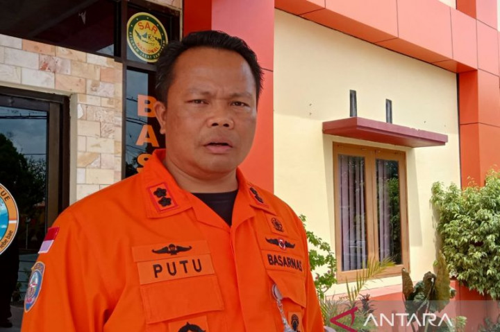 Keluarga Ikut Mencari Korban Kapal Terbakar di NTT