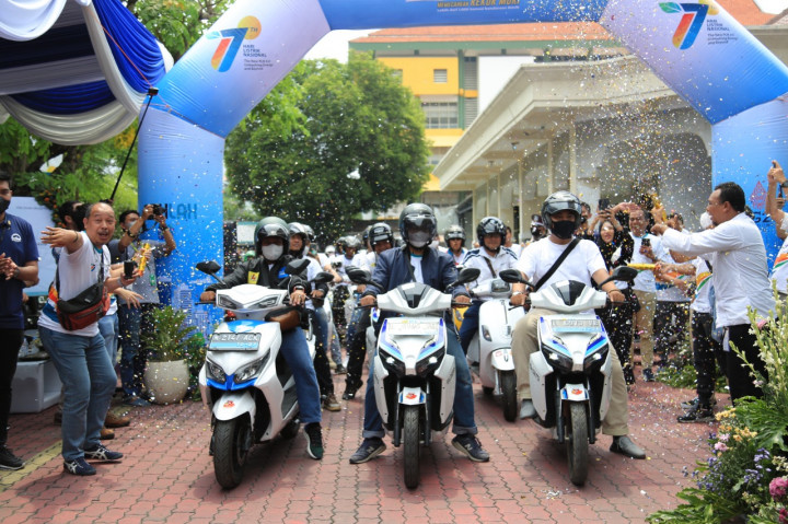 Ribuan Kendaraan Motor Listrik di Surabaya Konvoi Peringati Hari Listrik Nasional ke-77