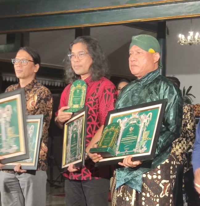 Akademi Komunitas Negeri Seni dan Budaya Yogyakarta saat menerima penghargana 'Sustainable Cultural’. Foto: BKHM