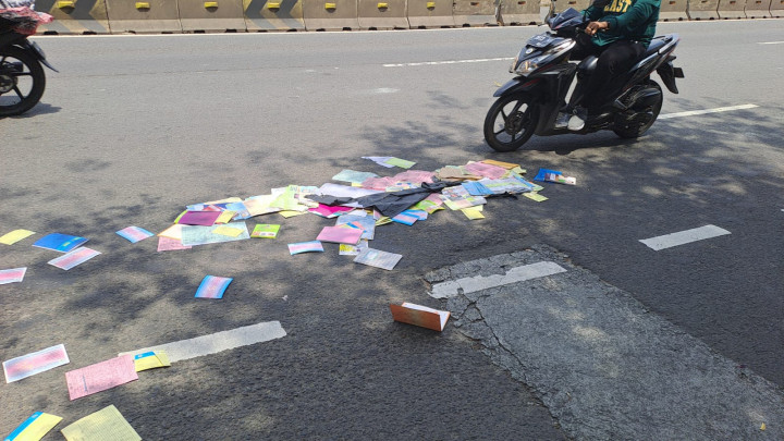 Waduh! Berkas Pasien Puskesmas Tanah Abang Berserakan di Jalan