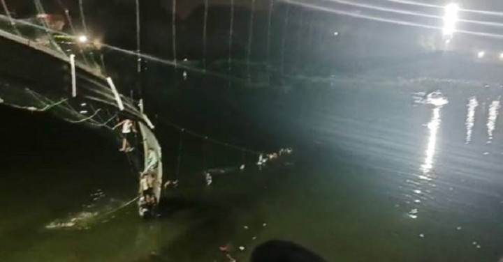 Jembatan Dipenuhi Turis Roboh di India, 81 Orang Tewas