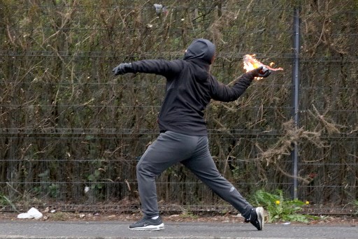 Pusat Imigran di Perbatasan Inggris Dilempar Bom Molotov