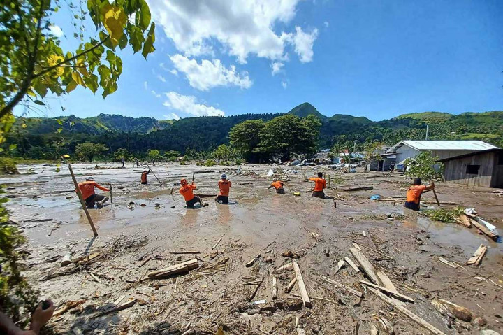 Potret Tim SAR Cari Korban Badai Filipina di Endapan Lumpur dan Puing-puing