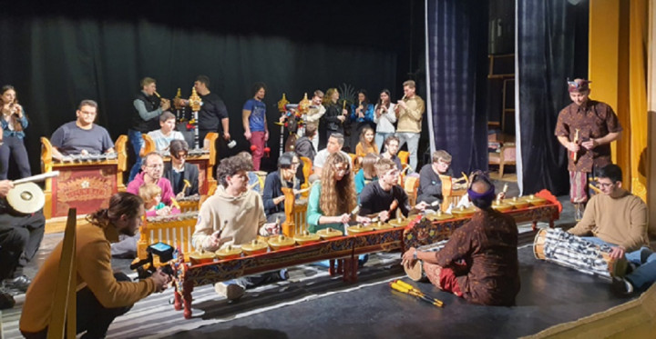 Antusiasme Mahasiswa di Bucharest Ikuti Workshop Gamelan dan Melukis