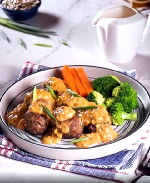 Recreate yuk, resep bola daging campur saus kacang dari Endeus TV di bawah ini. (Foto: Dok. Endeus TV)
