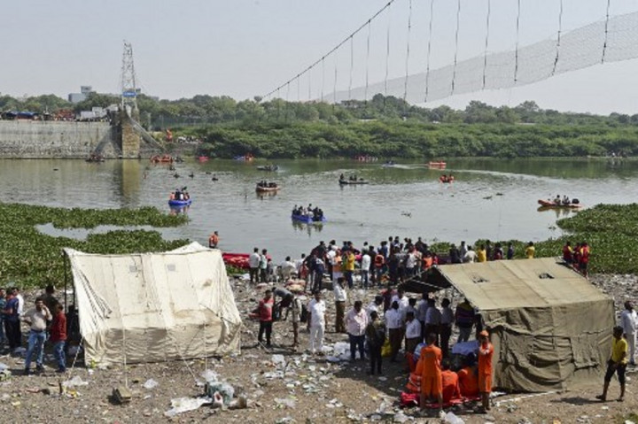 India Tangkap 9 Orang Terkait Jembatan Ambruk yang Tewaskan 141 Orang