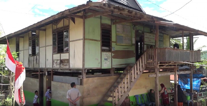 Sekolah Rusak, Siswa SD di Enrekang Belajar di Kolong Rumah Warga