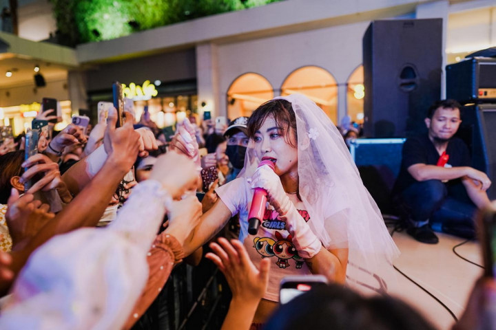 Aksi Buka Baju saat Manggung Viral, Widi Vierratale Beri Tanggapan