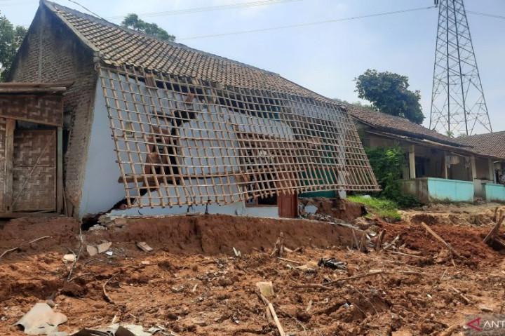 Longsor di Tangerang, Sejumlah Bangunan Rusak hingga Jalan Desa Terputus