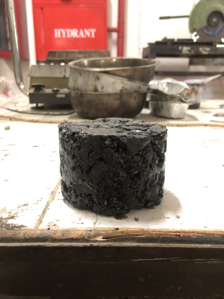 Olah Limbah Plastik dan Sabut Kelapa Sawit Jadi Pelapis Aspal