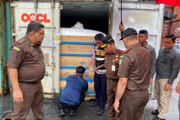 Kejati Kalbar Gagalkan Pengiriman 14 Kontainer CPO Ilegal