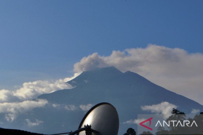 Gunung Kerinci Erupsi, Abu Vulkanis Meluncur Setinggi 200 M