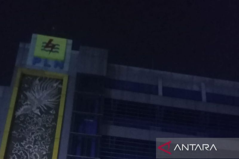 Kantor PT PLN Unit Induk Wilayah Sumatera Selatan, Jambi, dan Bengkulu (WS2JB) di Jalan Kapten A Rivai, Kota Palembang, Sumatera Selatan (Sumsel) mengalami kebakaran, Selasa (1/11/2022) malam. ANTARA/M Riezko Bima Elko P